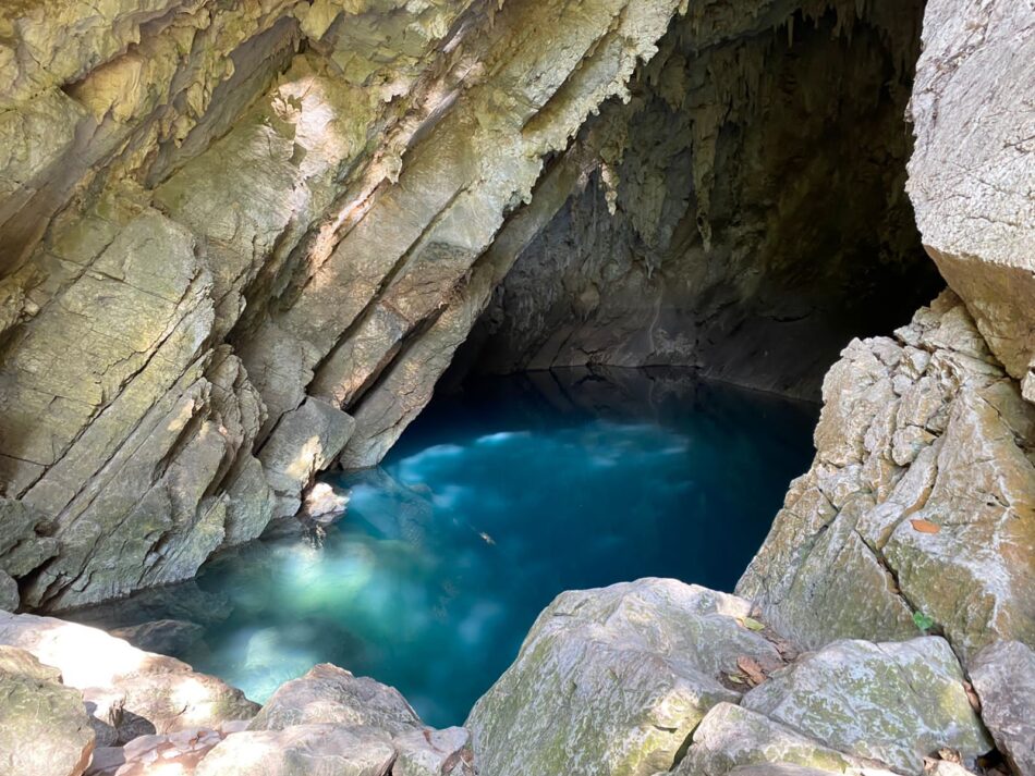 Cueva del Agua en el recorrido en lancha a la Cascada de Tamúl